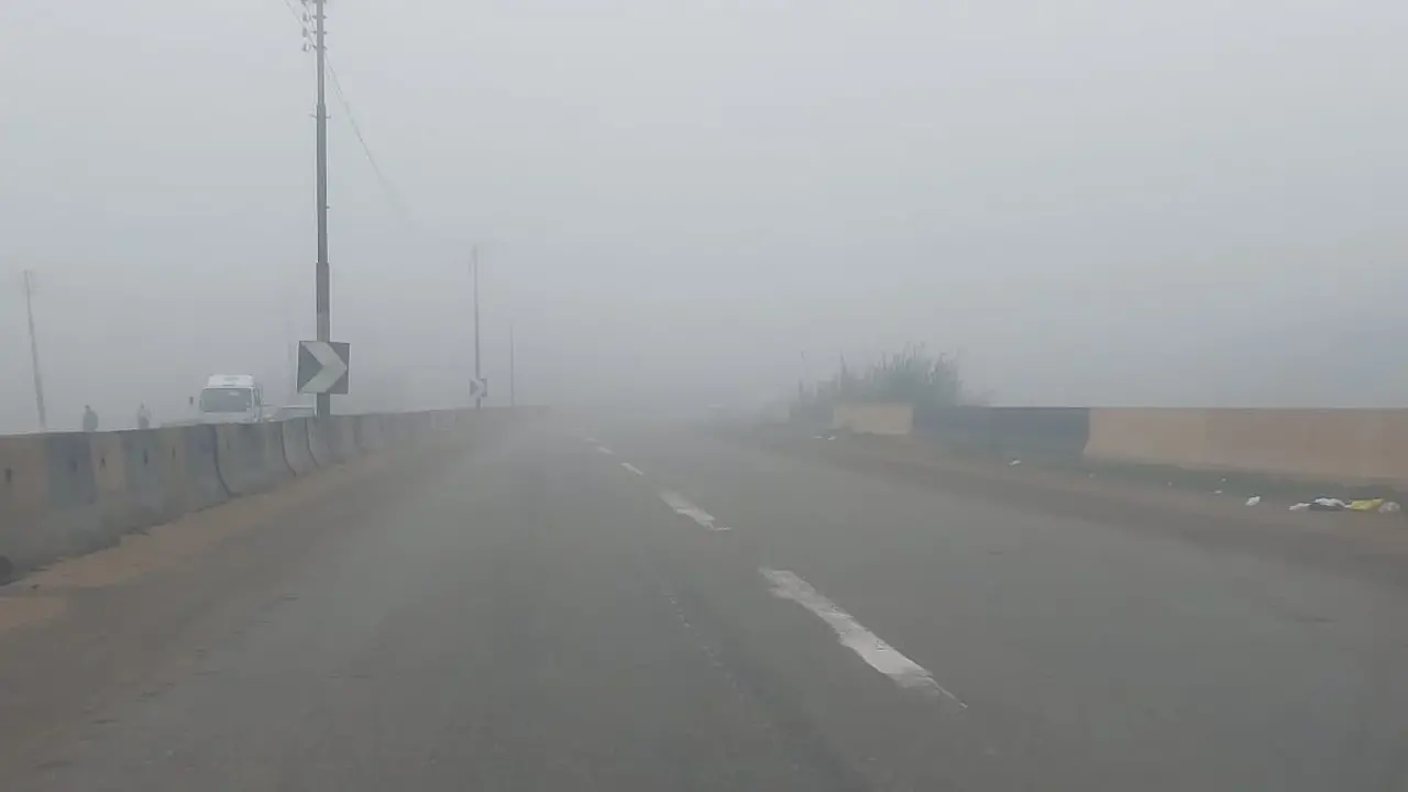 تحذير مروري.. ضباب كثيف يغطي الطرق السريعة في طقس الأحد بسبع محافظات